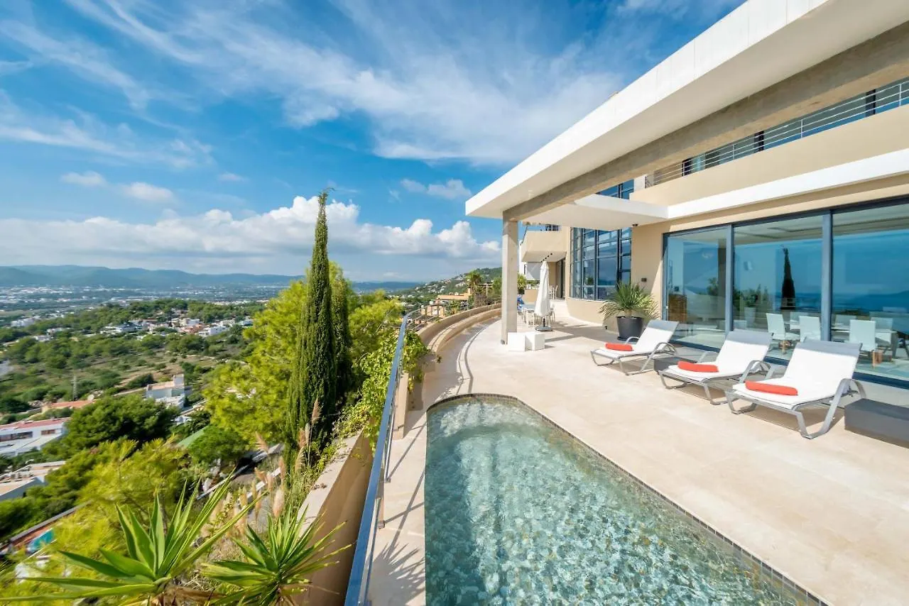 Villa Hilltop location